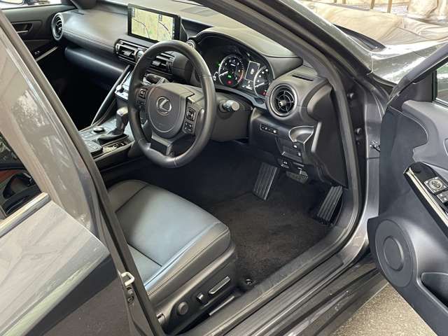 TOYOTA LEXUS IS300h 2023