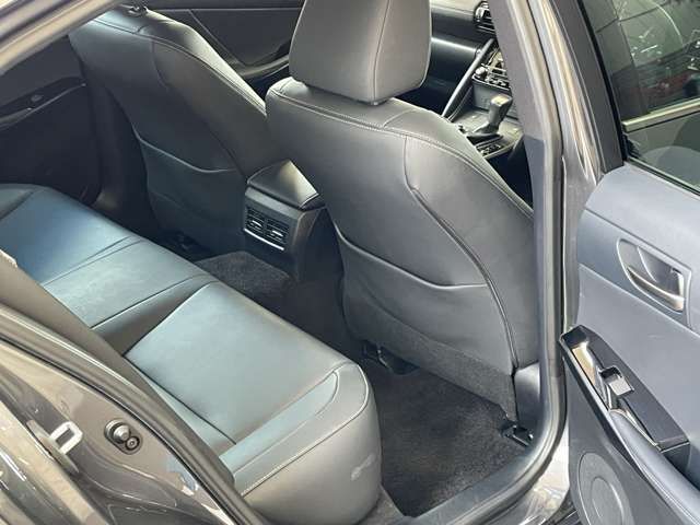 TOYOTA LEXUS IS300h 2023