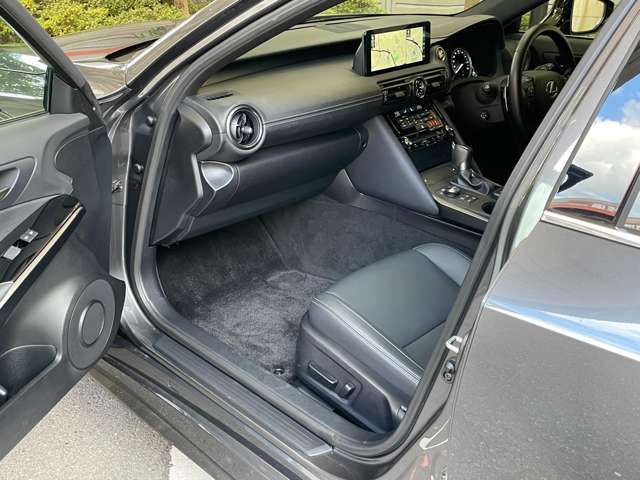 TOYOTA LEXUS IS300h 2023