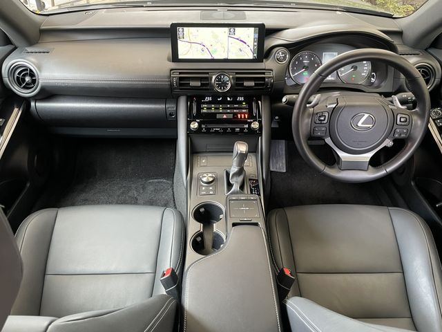 TOYOTA LEXUS IS300h 2023