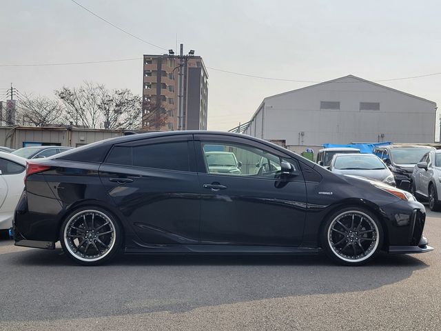 TOYOTA PRIUS 2019