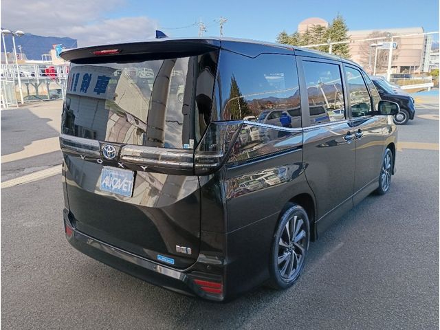 TOYOTA VOXY HYBRID 2022