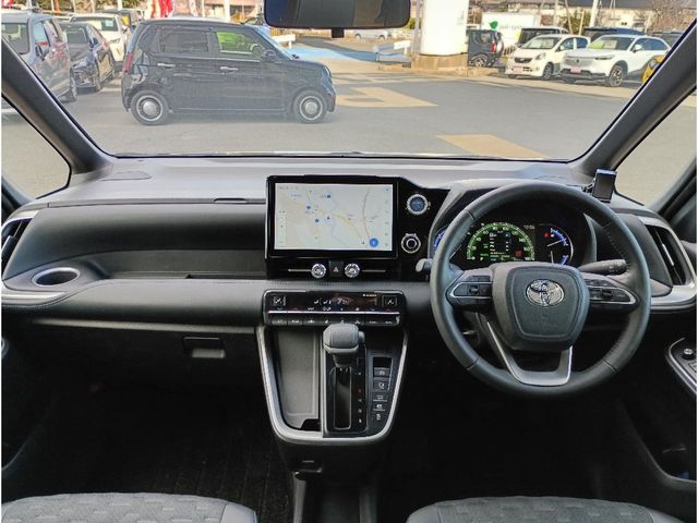 TOYOTA VOXY HYBRID 2022