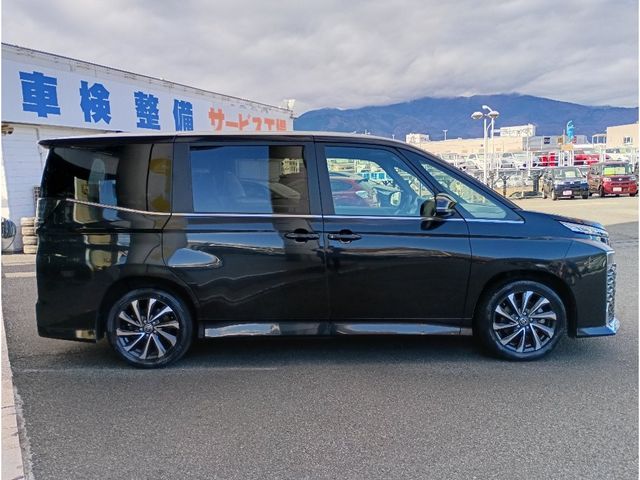 TOYOTA VOXY HYBRID 2022