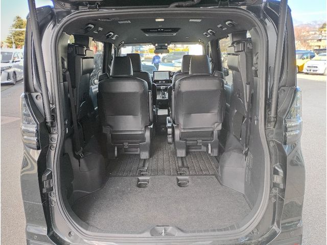 TOYOTA VOXY HYBRID 2022