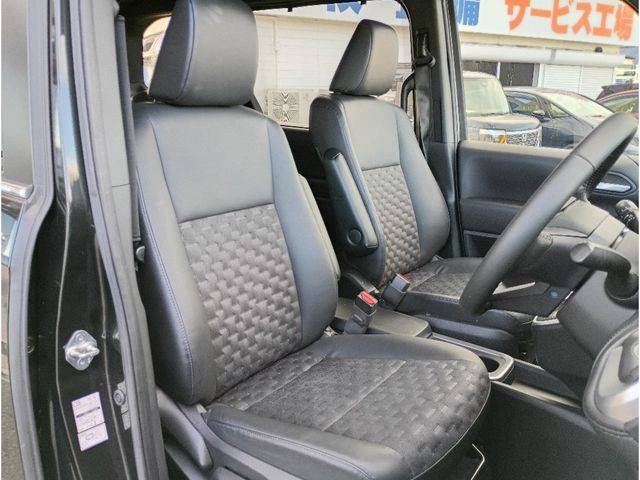 TOYOTA VOXY HYBRID 2022