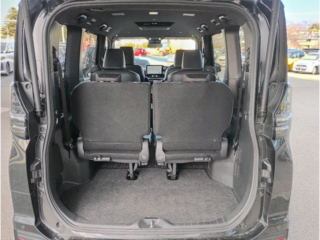 TOYOTA VOXY HYBRID 2022