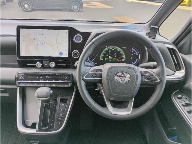 TOYOTA VOXY HYBRID 2022