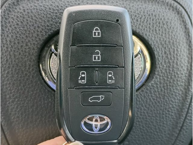 TOYOTA VOXY HYBRID 2022