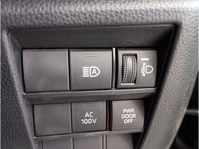 TOYOTA VOXY HYBRID 2022