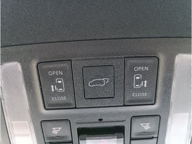 TOYOTA VOXY HYBRID 2022