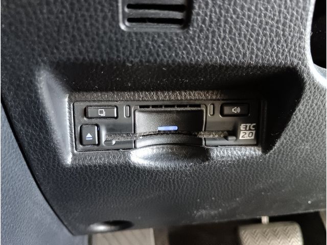 TOYOTA VOXY HYBRID 2022