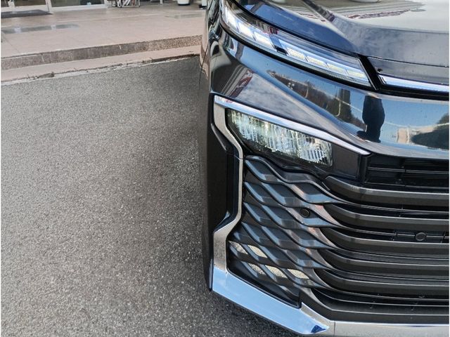 TOYOTA VOXY HYBRID 2022