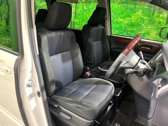 TOYOTA VOXY HYBRID 2016