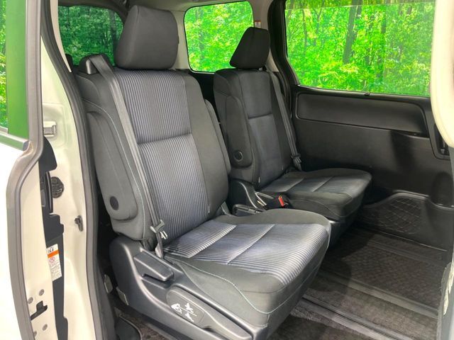 TOYOTA VOXY HYBRID 2016