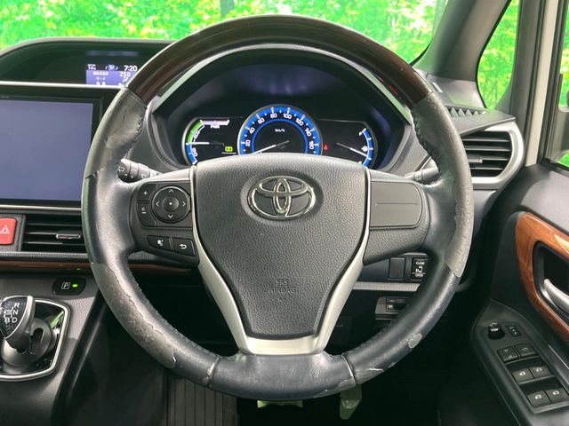 TOYOTA VOXY HYBRID 2016