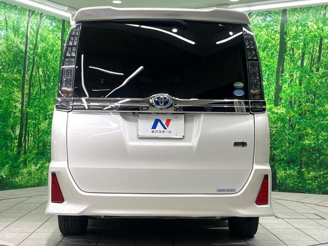 TOYOTA VOXY HYBRID 2016