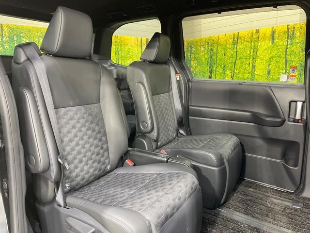 TOYOTA VOXY HYBRID 2024