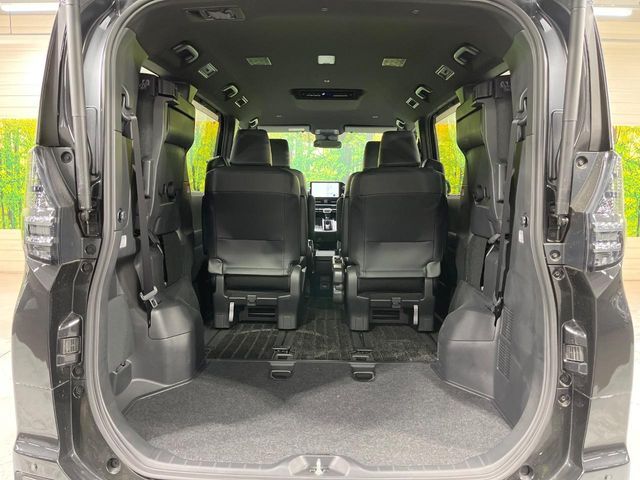 TOYOTA VOXY HYBRID 2024