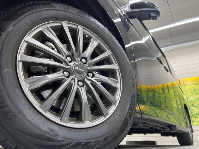 TOYOTA VOXY HYBRID 2024