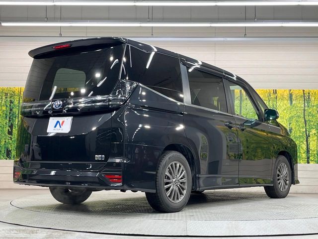 TOYOTA VOXY HYBRID 2024