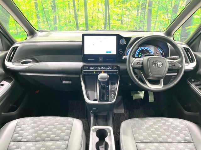 TOYOTA VOXY HYBRID 2022