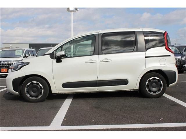 TOYOTA SIENTA HYBRID 2022