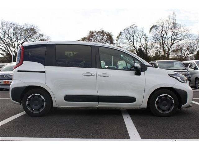 TOYOTA SIENTA HYBRID 2022
