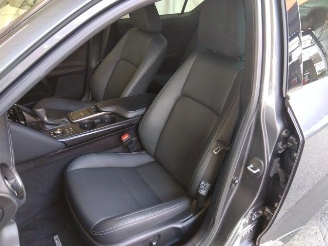 TOYOTA LEXUS IS300h 2023