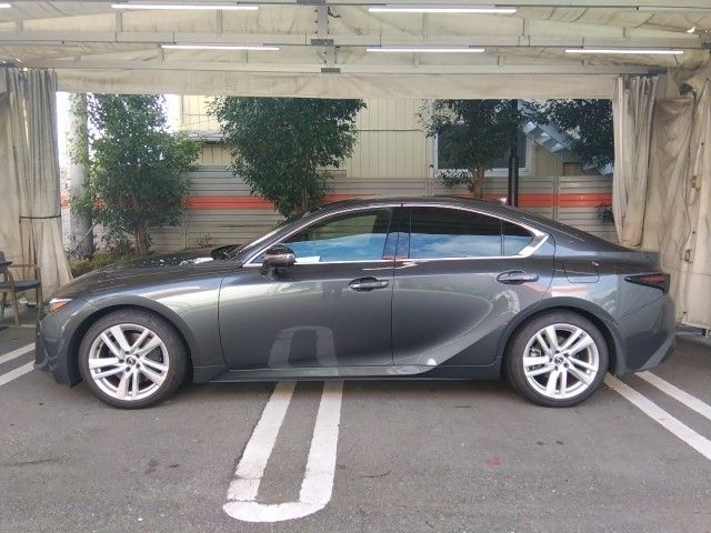 TOYOTA LEXUS IS300h 2023
