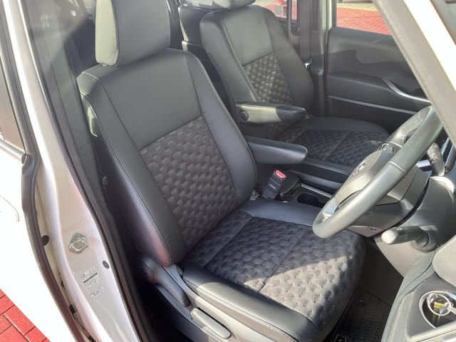 TOYOTA VOXY HYBRID 2024