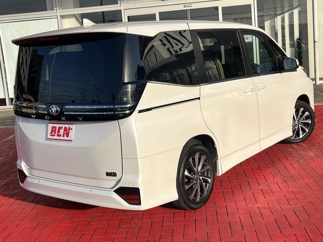 TOYOTA VOXY HYBRID 2024