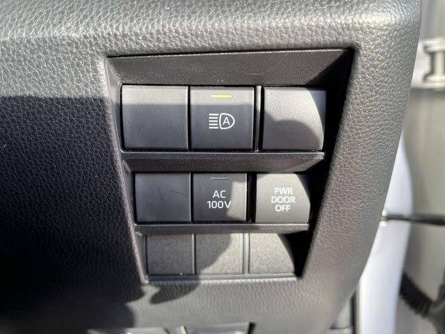 TOYOTA VOXY HYBRID 2024