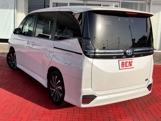 TOYOTA VOXY HYBRID 2024