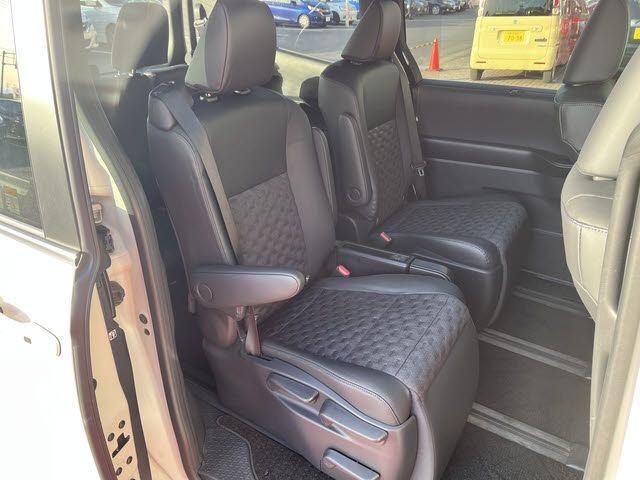 TOYOTA VOXY HYBRID 2024