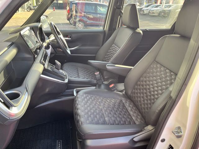 TOYOTA VOXY HYBRID 2024