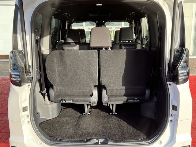 TOYOTA VOXY HYBRID 2024