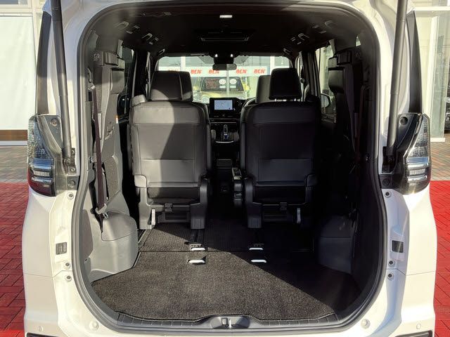 TOYOTA VOXY HYBRID 2024