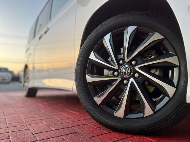 TOYOTA VOXY HYBRID 2024