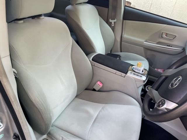 TOYOTA PRIUS Alpha 2013