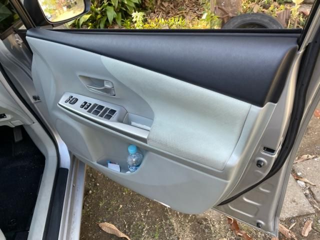 TOYOTA PRIUS Alpha 2013