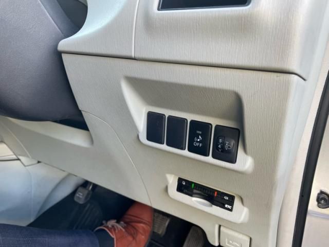 TOYOTA PRIUS Alpha 2013