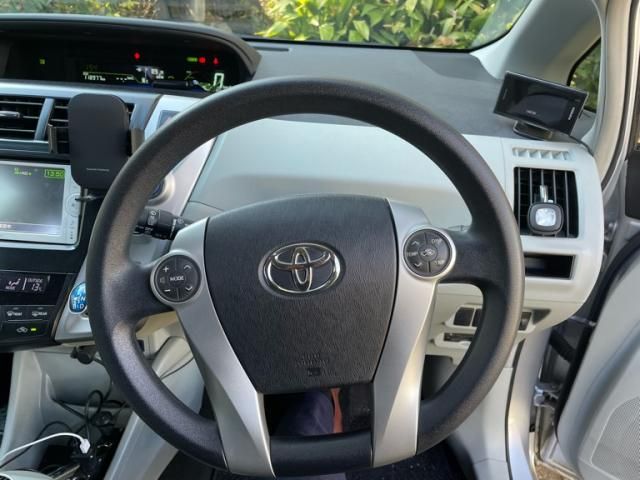 TOYOTA PRIUS Alpha 2013