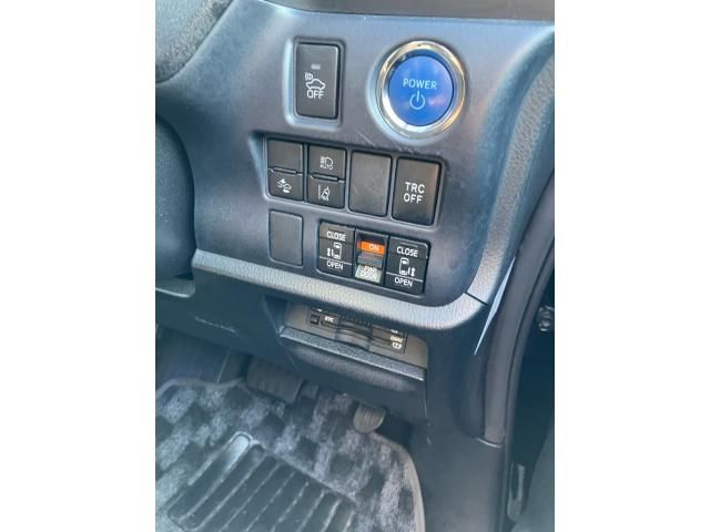 TOYOTA NOAH HYBRID 2016