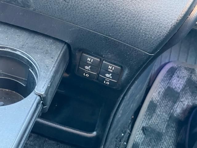 TOYOTA NOAH HYBRID 2016