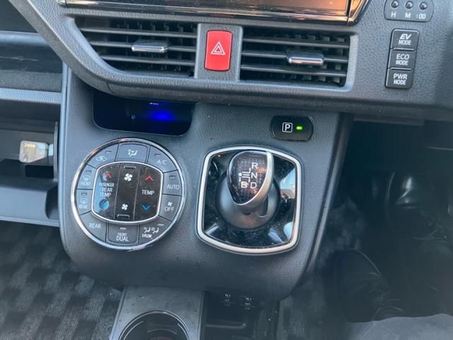 TOYOTA NOAH HYBRID 2016