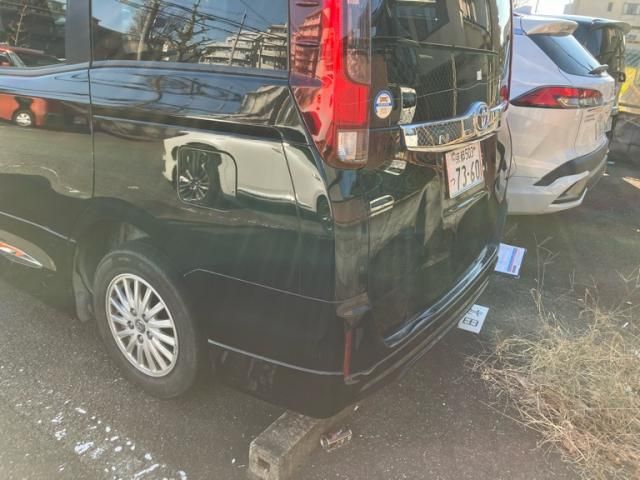 TOYOTA NOAH HYBRID 2016