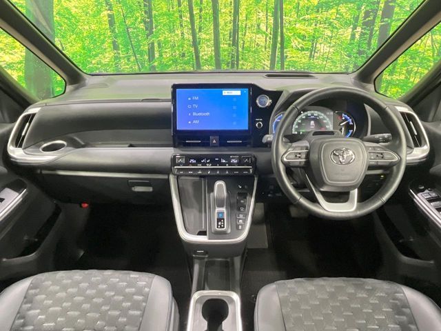 TOYOTA VOXY HYBRID 2023