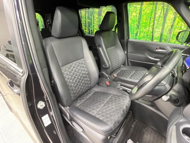 TOYOTA VOXY HYBRID 2023