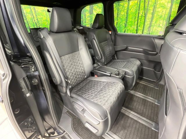 TOYOTA VOXY HYBRID 2023